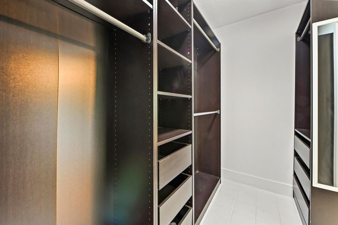 41 Closet 01