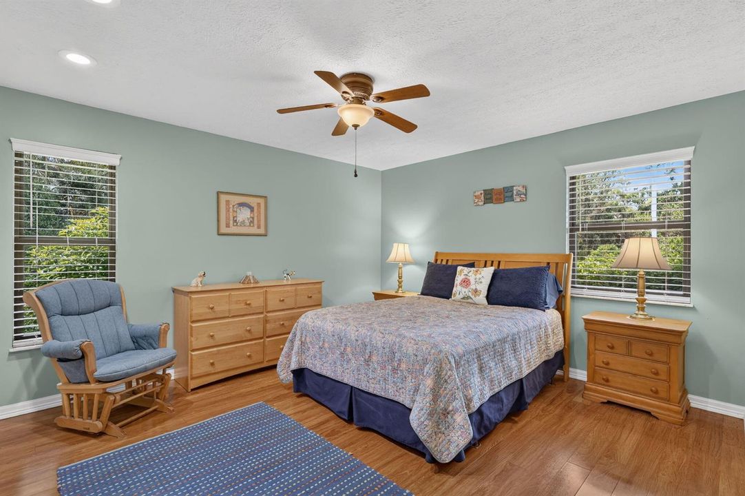 2nd BR w/large walk-in closet