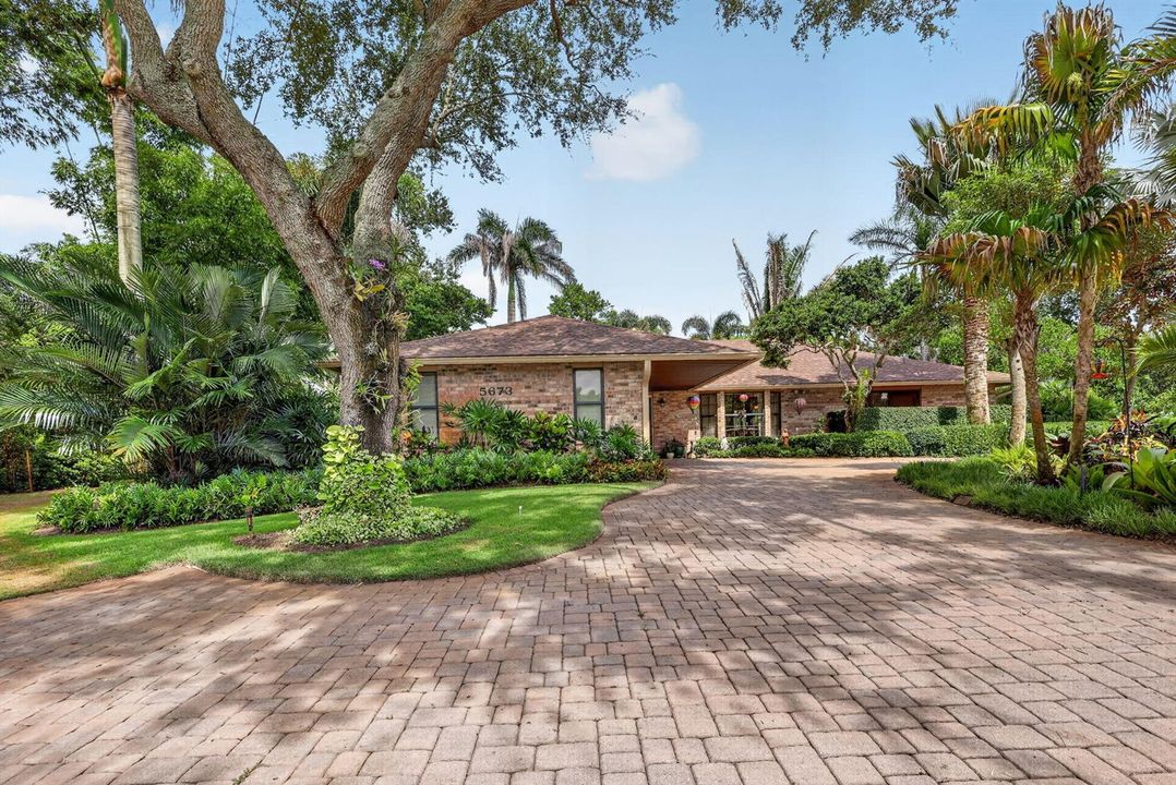 Large circular driveway.