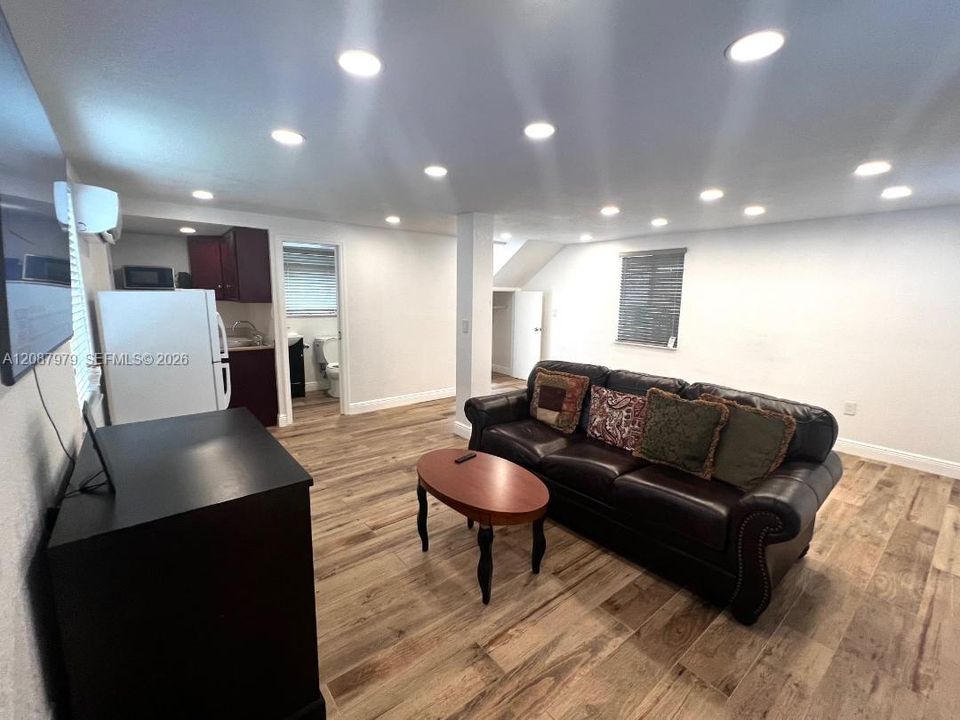 For Rent: $1,700 (0 beds, 1 baths, 435 Square Feet)