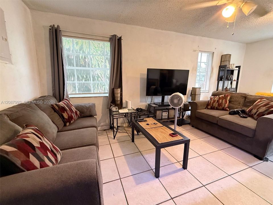 En Venta: $375,000 (2 camas, 1 baños, 912 Pies cuadrados)