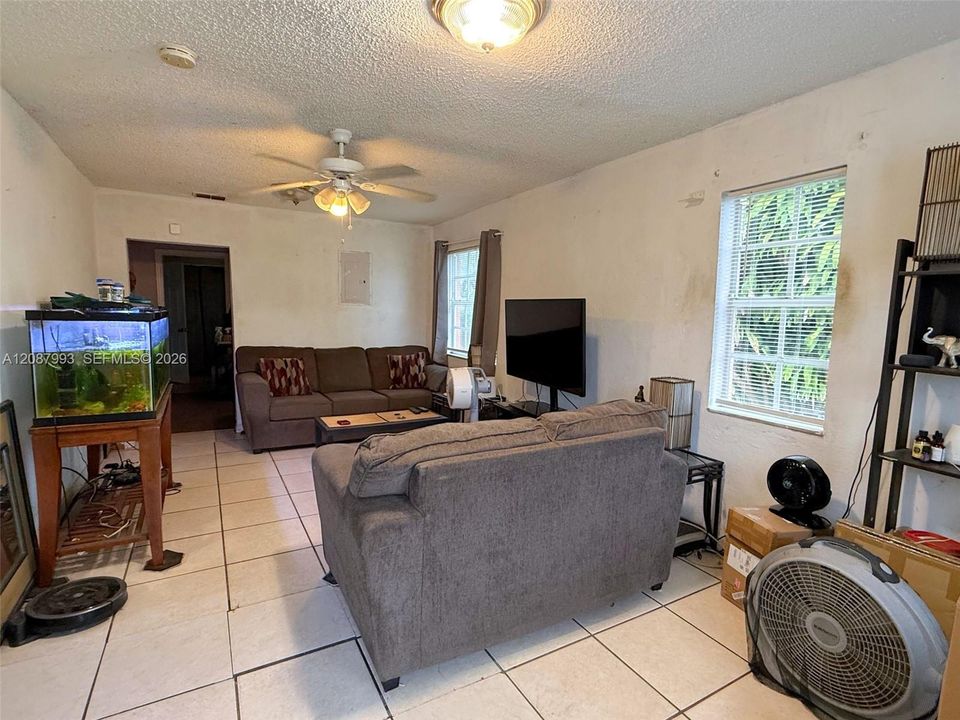 En Venta: $375,000 (2 camas, 1 baños, 912 Pies cuadrados)