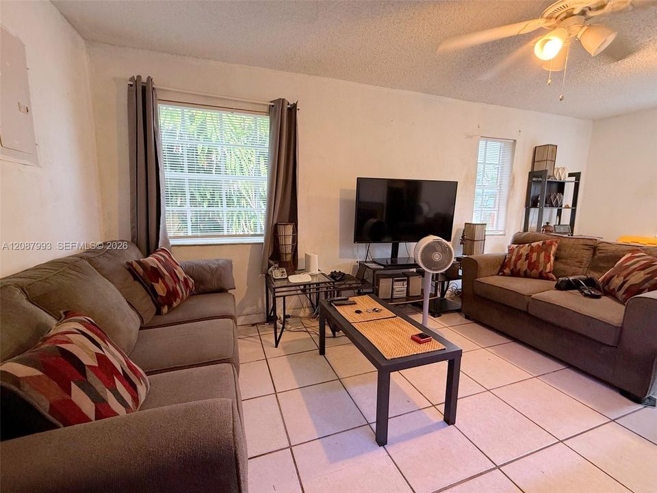 En Venta: $375,000 (2 camas, 1 baños, 912 Pies cuadrados)