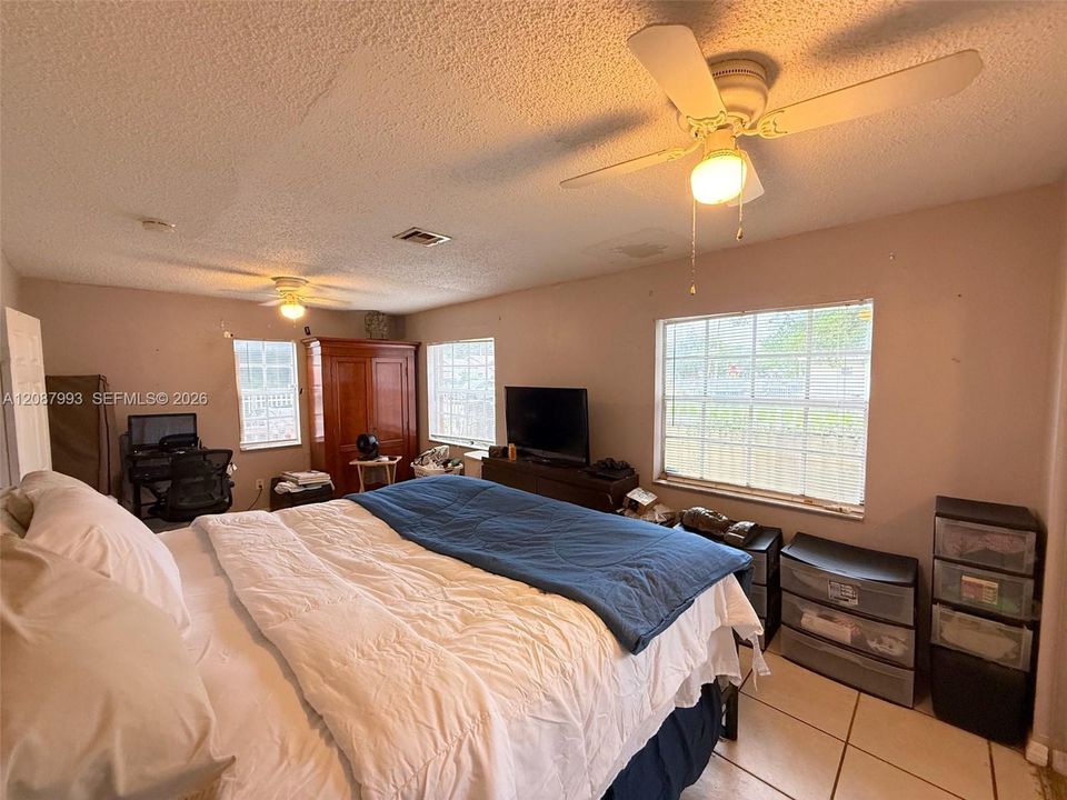 En Venta: $375,000 (2 camas, 1 baños, 912 Pies cuadrados)