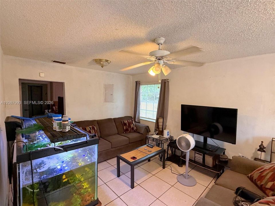 En Venta: $375,000 (2 camas, 1 baños, 912 Pies cuadrados)