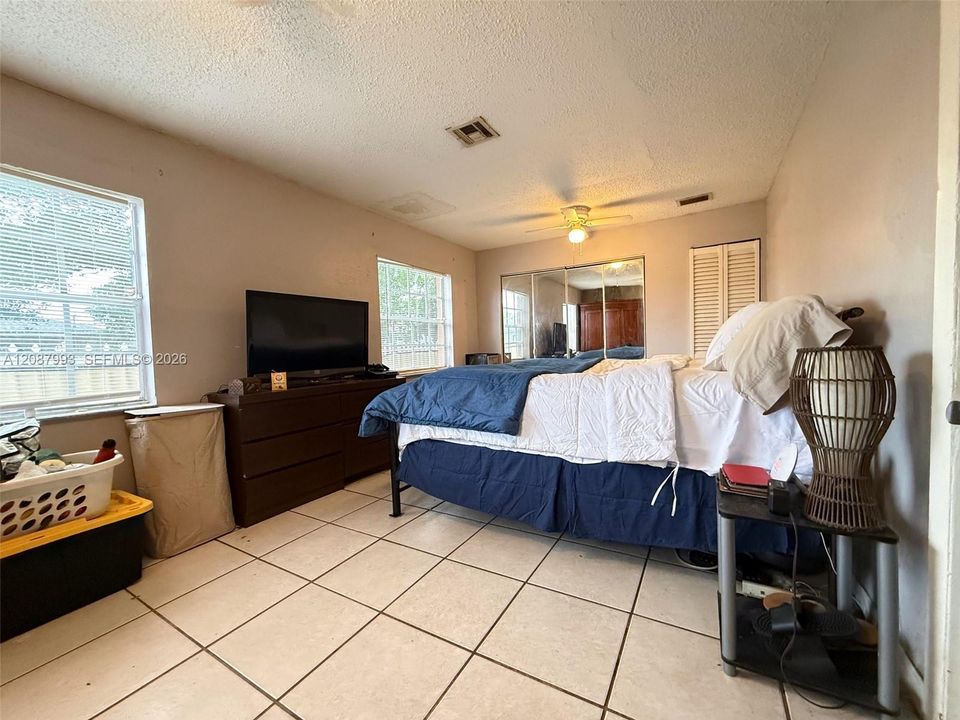 En Venta: $375,000 (2 camas, 1 baños, 912 Pies cuadrados)