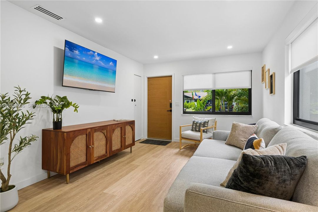For Rent: $7,500 (3 beds, 2 baths, 1295 Square Feet)