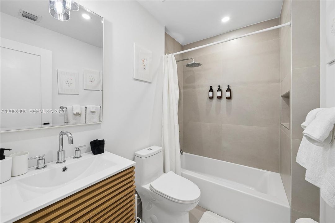For Rent: $7,500 (3 beds, 2 baths, 1295 Square Feet)