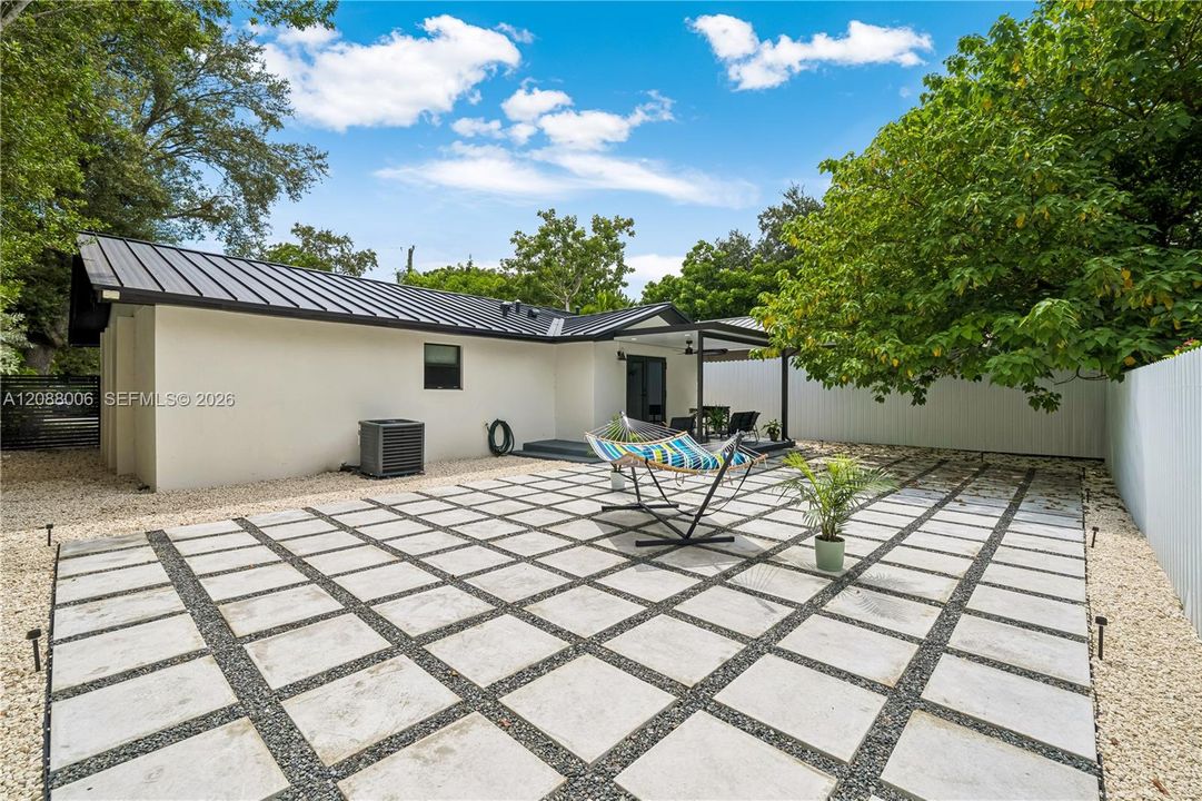 For Rent: $7,500 (3 beds, 2 baths, 1295 Square Feet)
