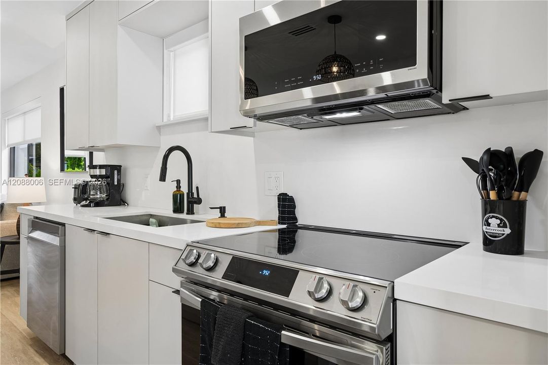 For Rent: $7,500 (3 beds, 2 baths, 1295 Square Feet)