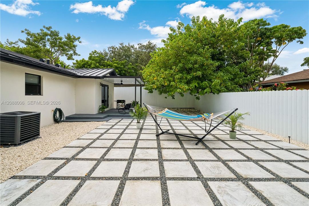 For Rent: $7,500 (3 beds, 2 baths, 1295 Square Feet)