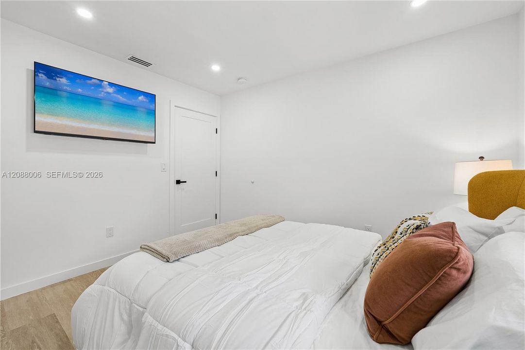 For Rent: $7,500 (3 beds, 2 baths, 1295 Square Feet)