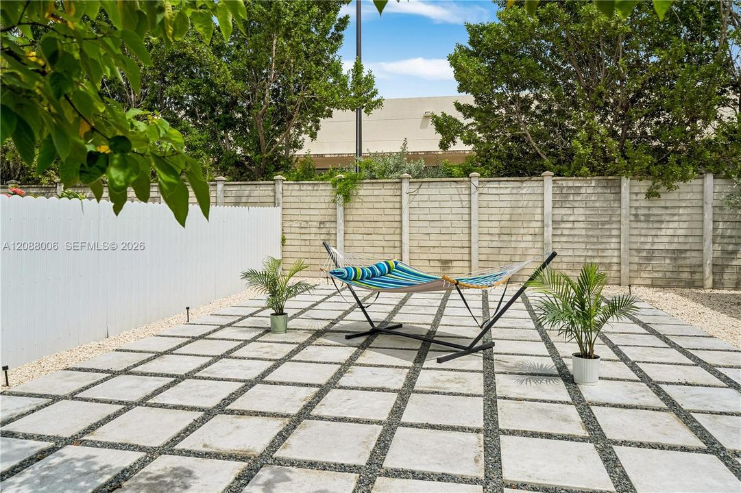 For Rent: $7,500 (3 beds, 2 baths, 1295 Square Feet)
