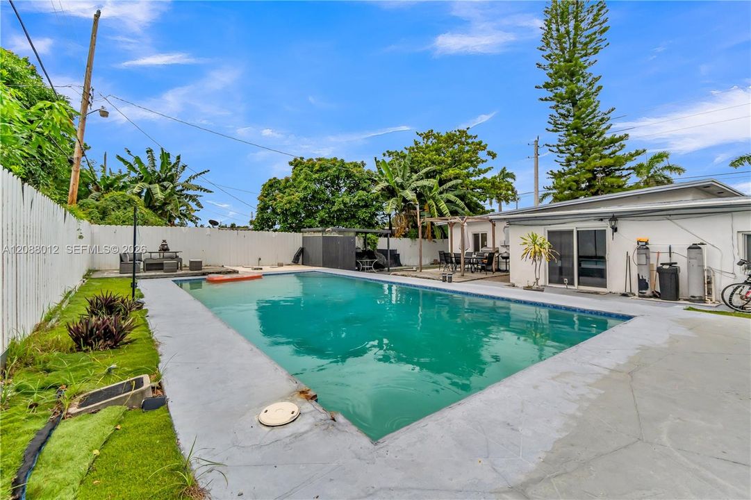 For Sale: $599,999 (4 beds, 3 baths, 1386 Square Feet)