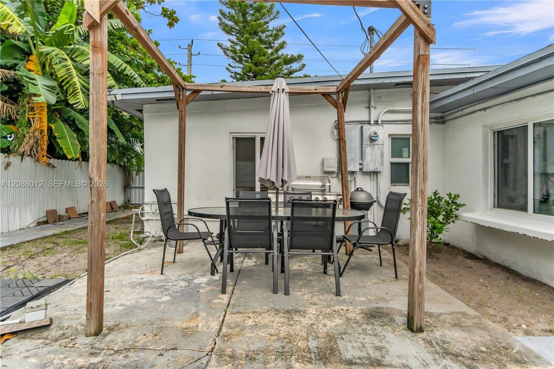 For Sale: $599,999 (4 beds, 3 baths, 1386 Square Feet)