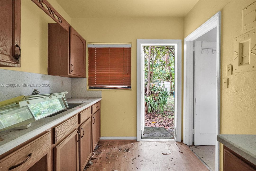 For Sale: $630,000 (2 beds, 1 baths, 1150 Square Feet)