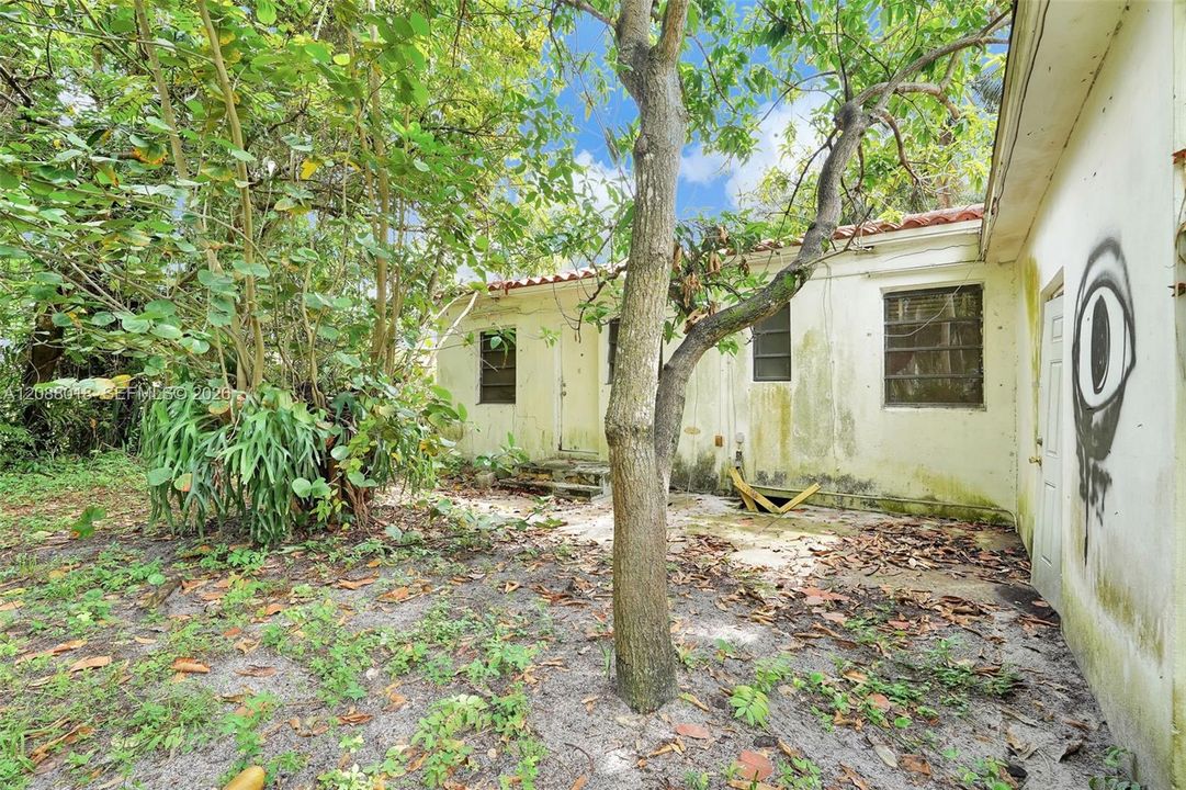 For Sale: $630,000 (2 beds, 1 baths, 1150 Square Feet)