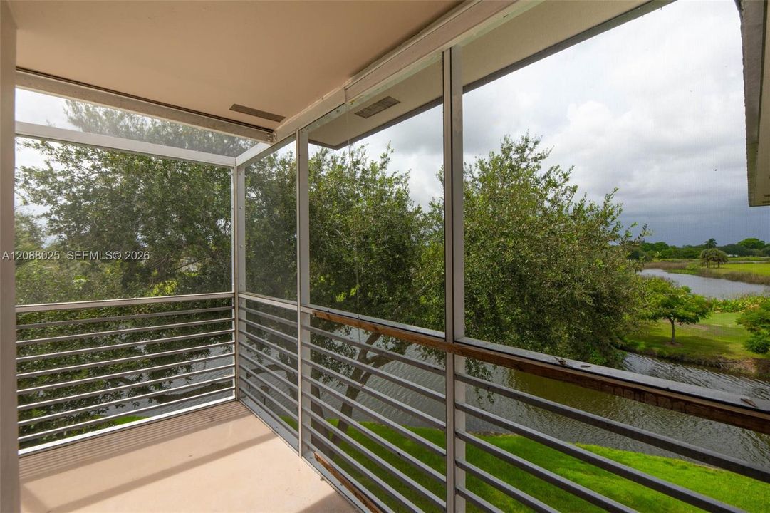 For Rent: $2,300 (2 beds, 2 baths, 827 Square Feet)