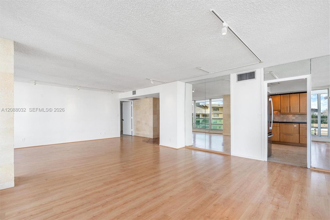 For Sale: $599,000 (1 beds, 1 baths, 1297 Square Feet)