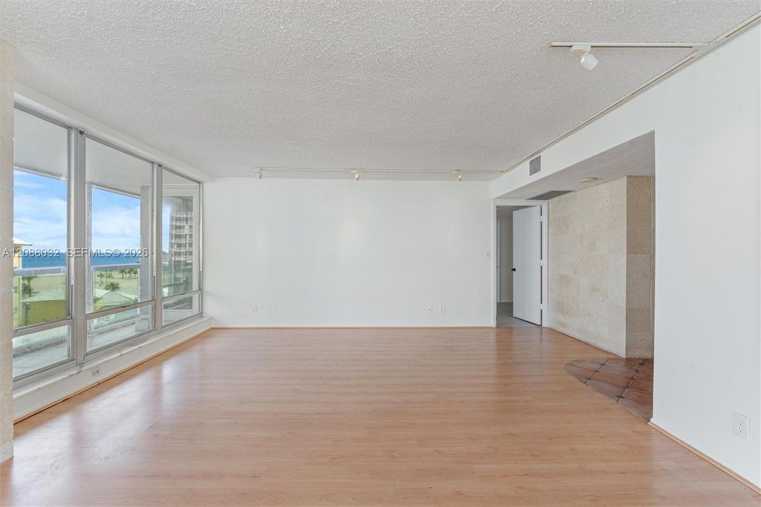 For Sale: $599,000 (1 beds, 1 baths, 1297 Square Feet)