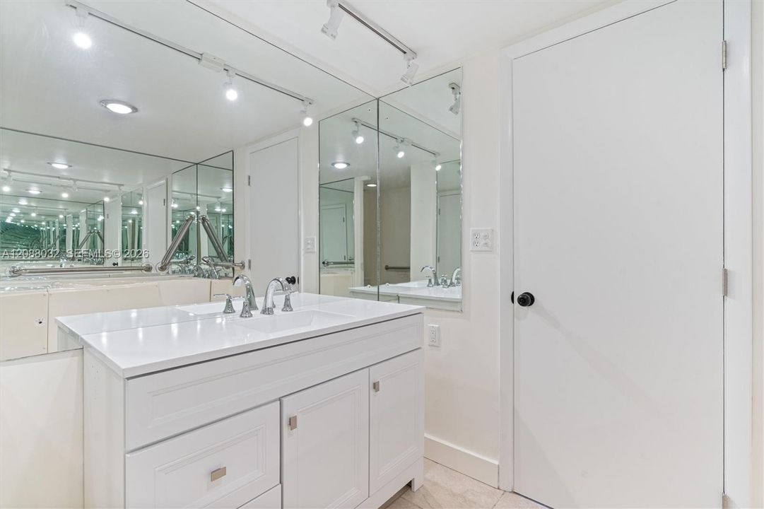 For Sale: $599,000 (1 beds, 1 baths, 1297 Square Feet)