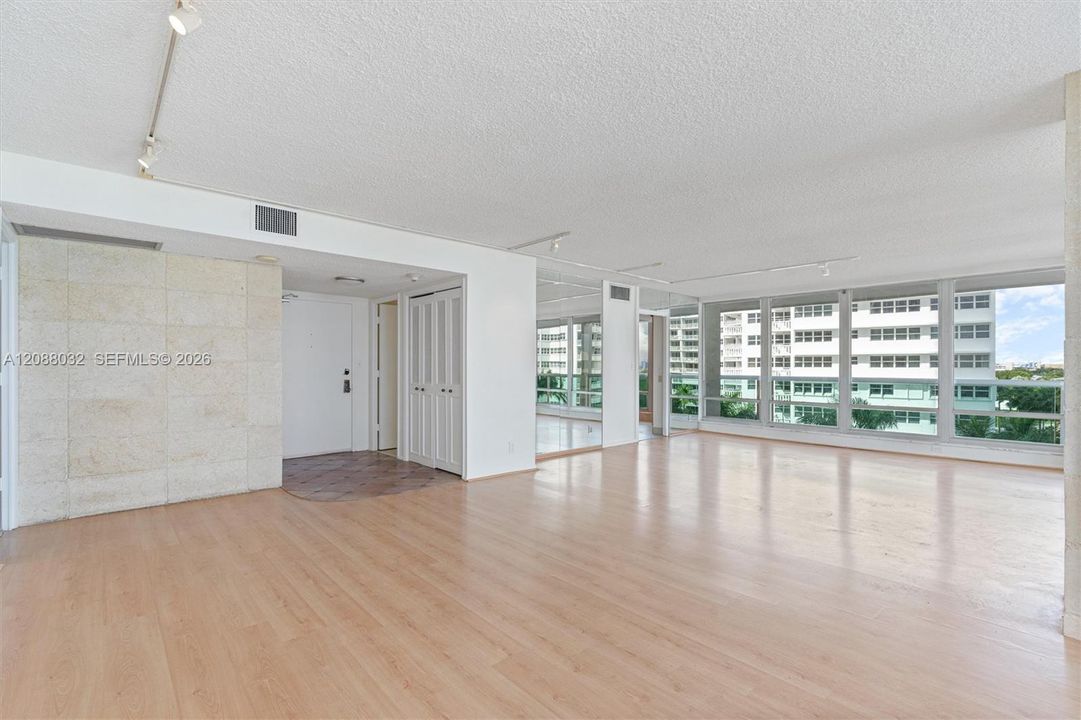 For Sale: $599,000 (1 beds, 1 baths, 1297 Square Feet)