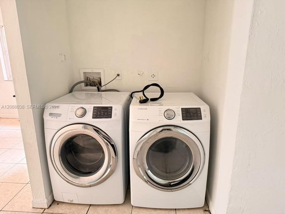 For Rent: $2,400 (3 beds, 2 baths, 1107 Square Feet)