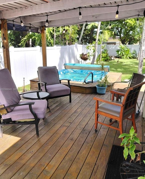 Privet Deck with Hot Tub