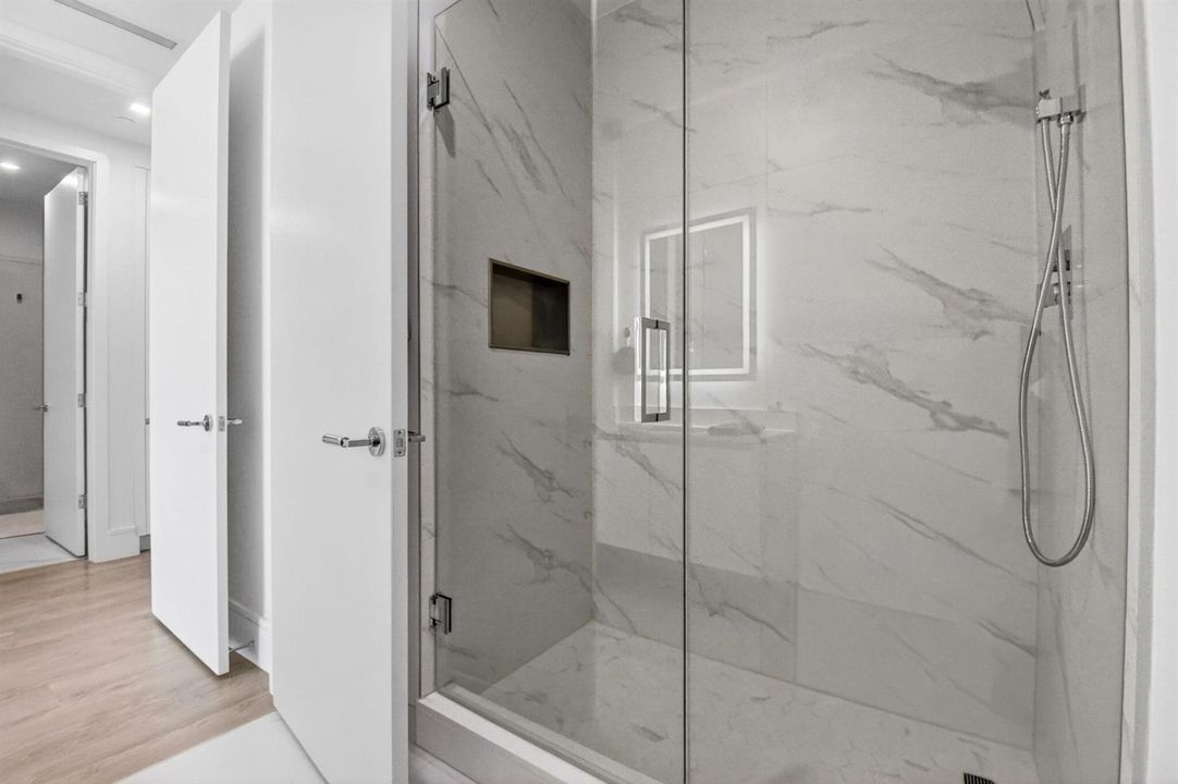 Third bedroom en suite bathroom
