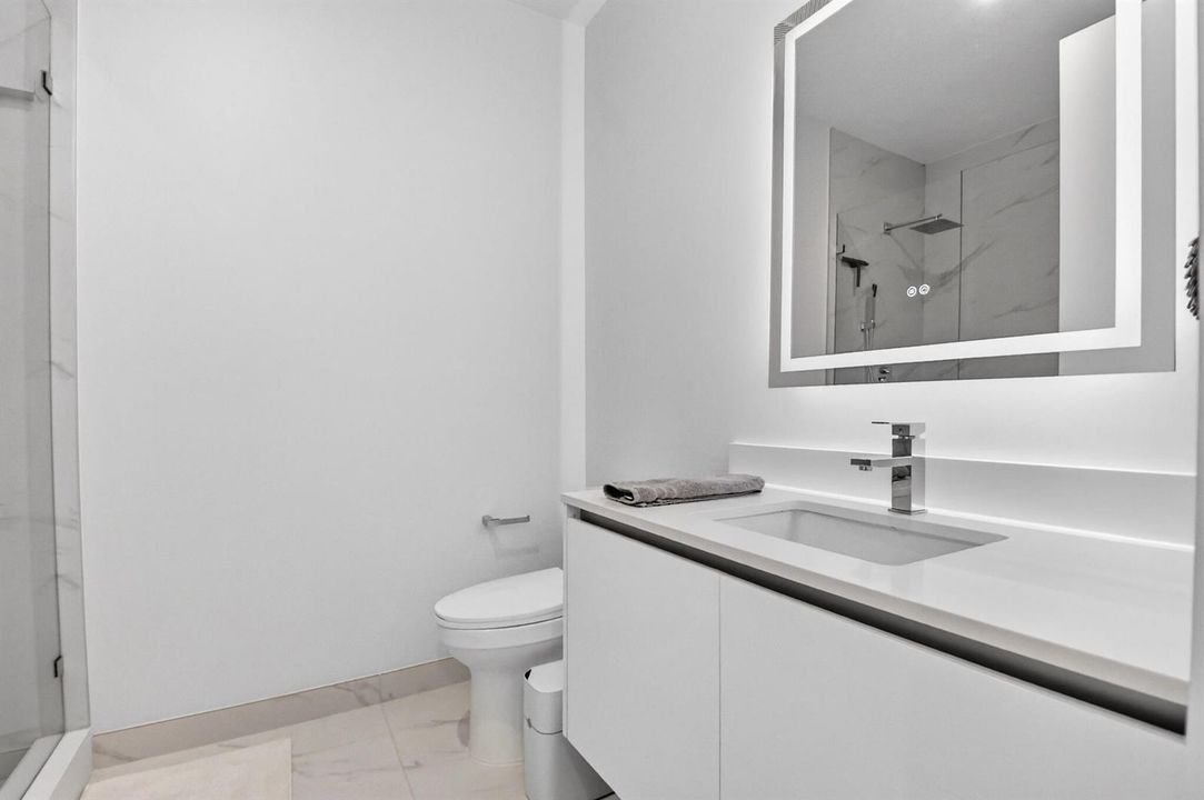 Third bedroom en suite bathroom