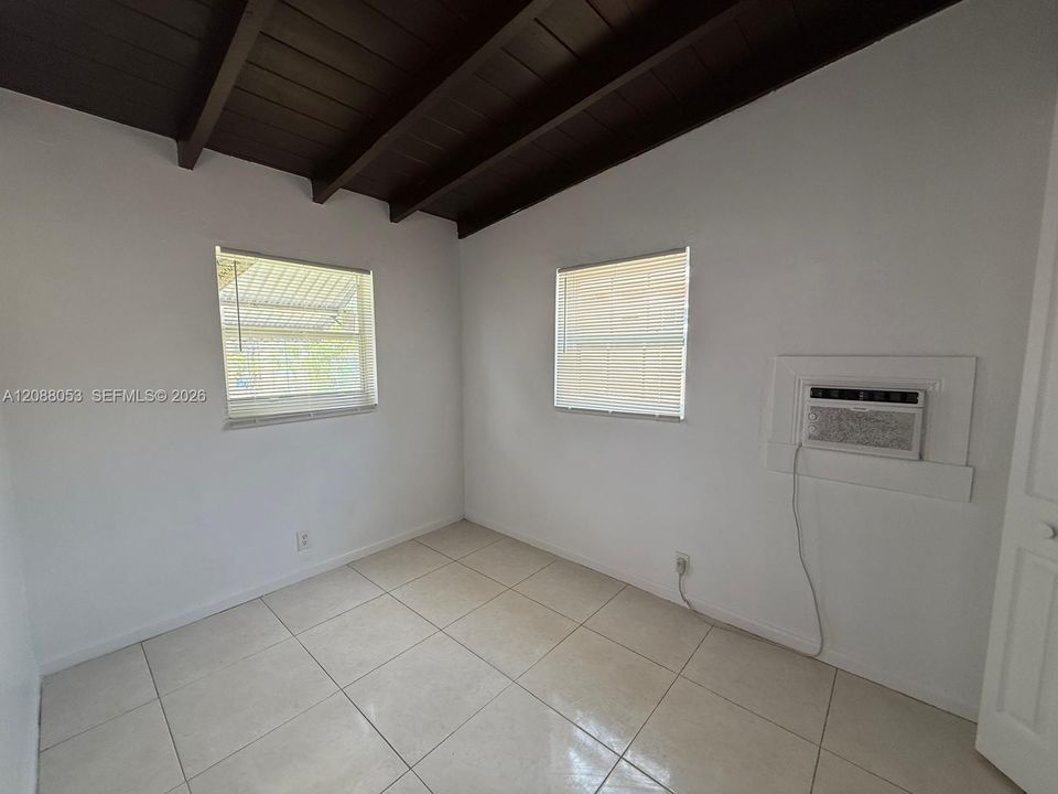 В аренду: $2,700 (3 спален, 1 ванн, 950 Квадратных фут)