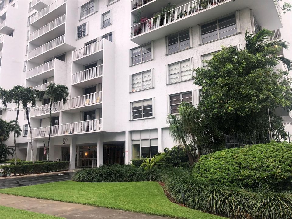 Well located in So Brickell easy access to I95, Downtown, The Grove and Key Biscayne