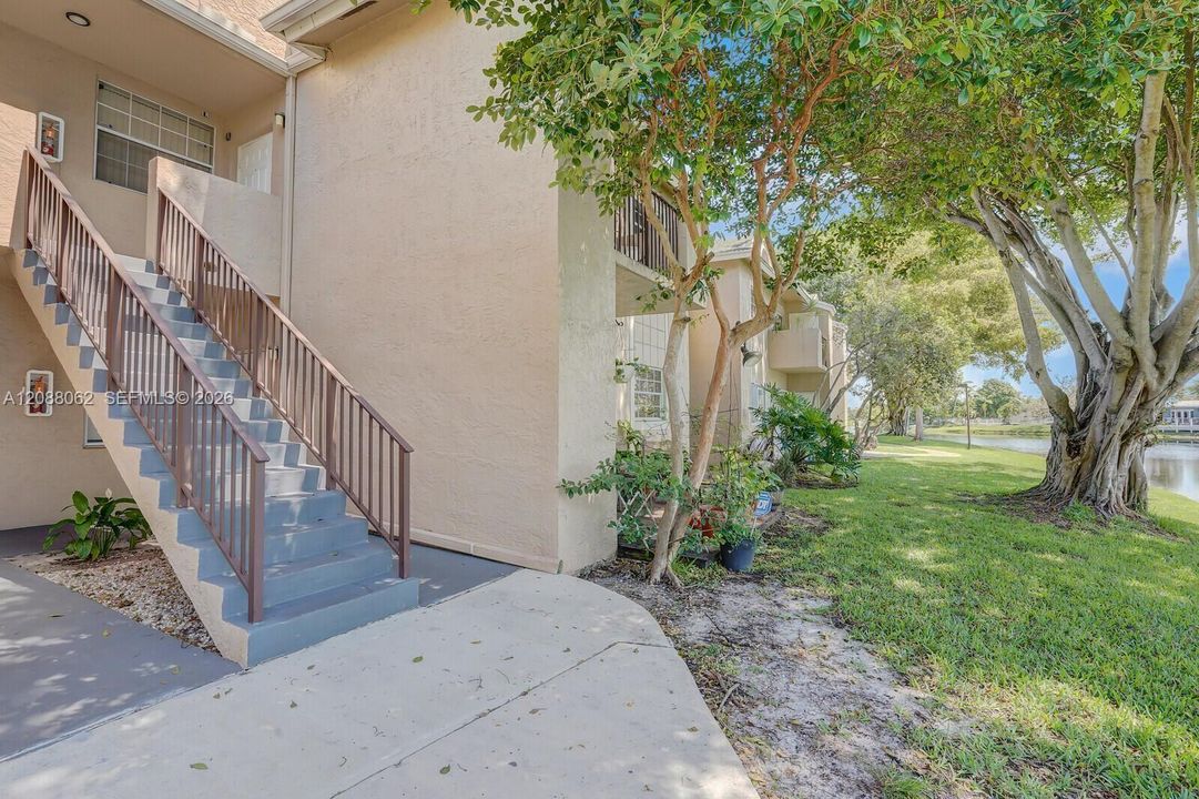For Sale: $275,000 (2 beds, 2 baths, 854 Square Feet)