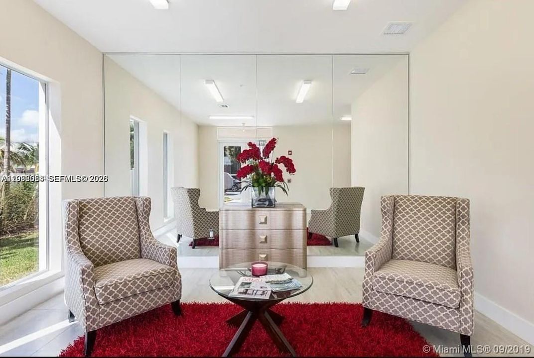 For Sale: $390,000 (2 beds, 2 baths, 946 Square Feet)