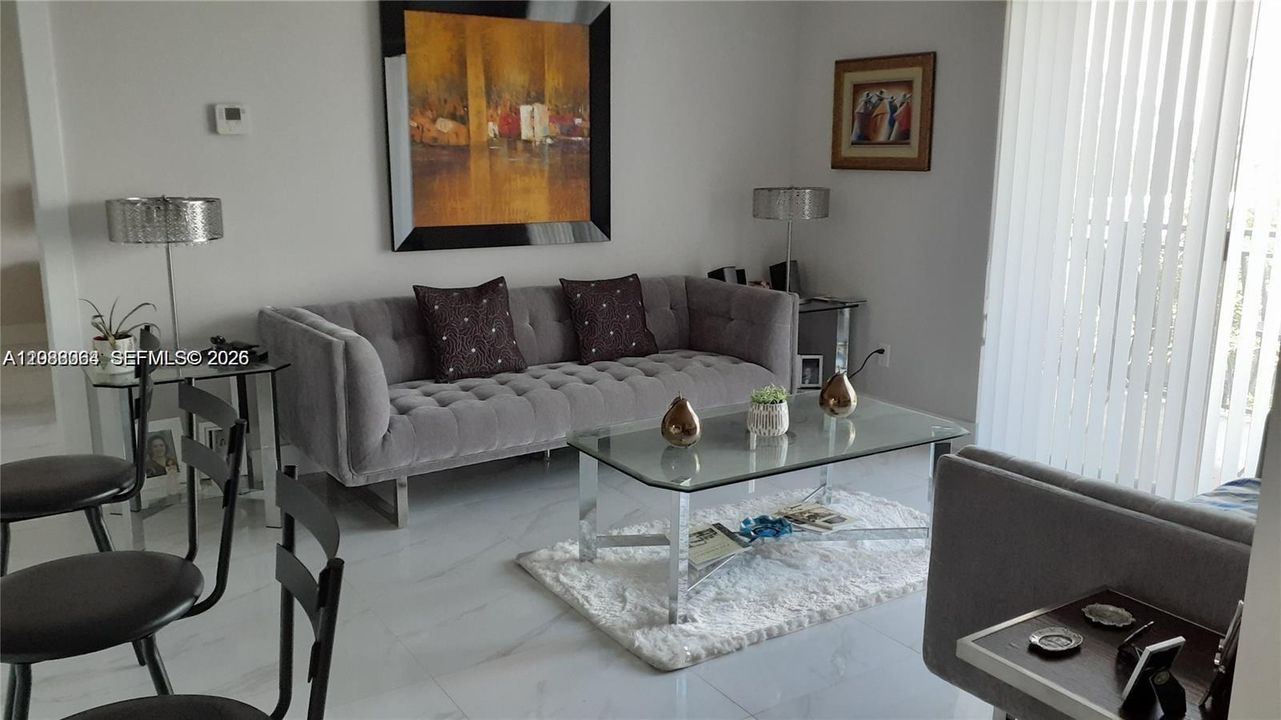 For Sale: $390,000 (2 beds, 2 baths, 946 Square Feet)