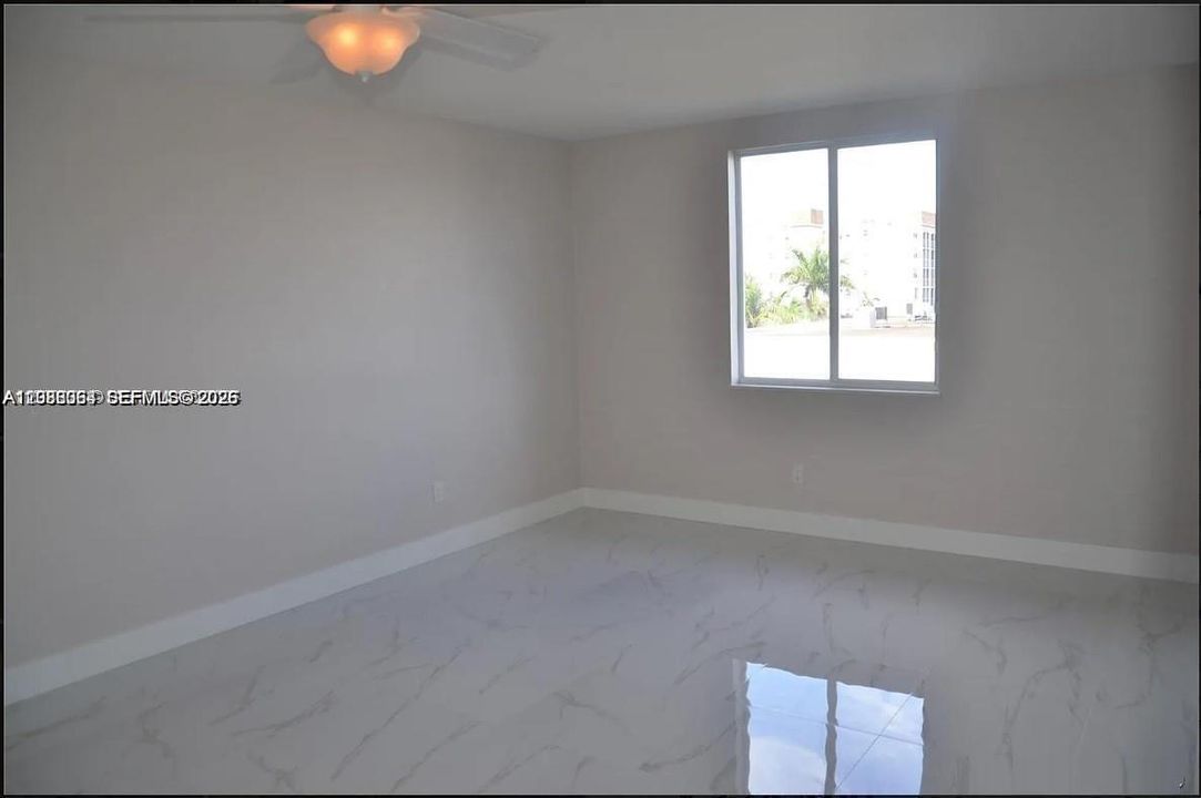 For Sale: $390,000 (2 beds, 2 baths, 946 Square Feet)