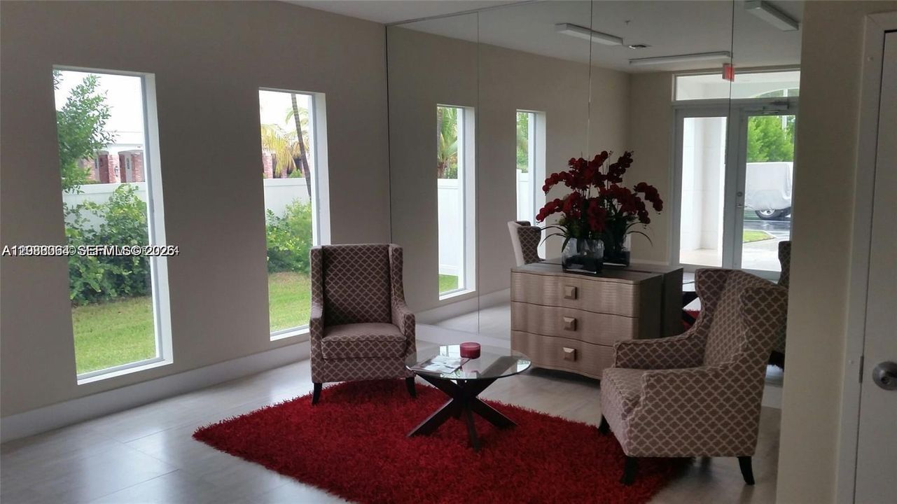For Sale: $390,000 (2 beds, 2 baths, 946 Square Feet)