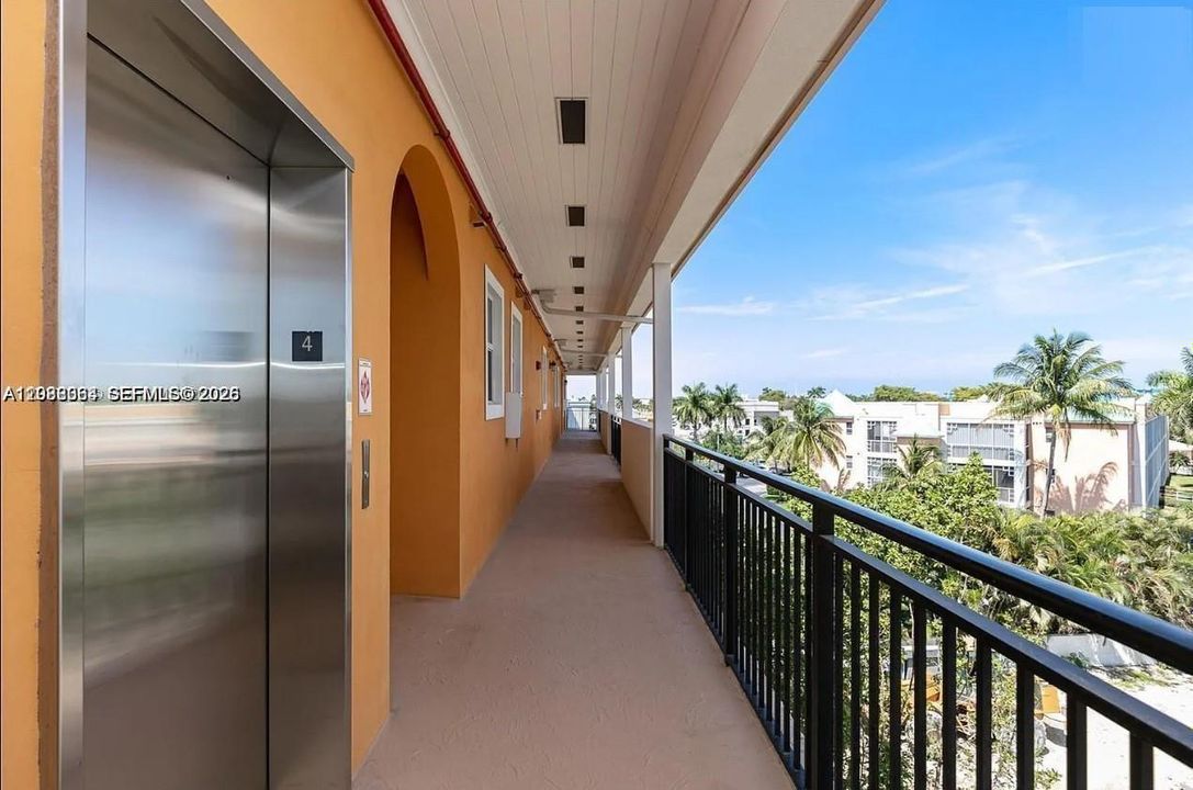For Sale: $390,000 (2 beds, 2 baths, 946 Square Feet)