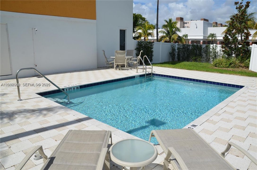 For Sale: $390,000 (2 beds, 2 baths, 946 Square Feet)