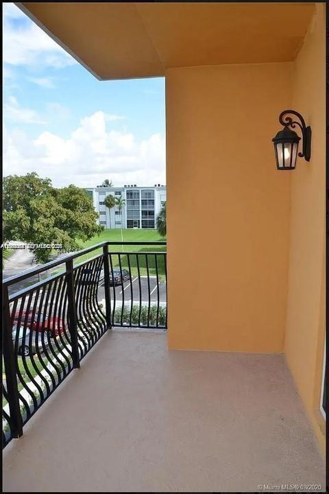 For Sale: $390,000 (2 beds, 2 baths, 946 Square Feet)