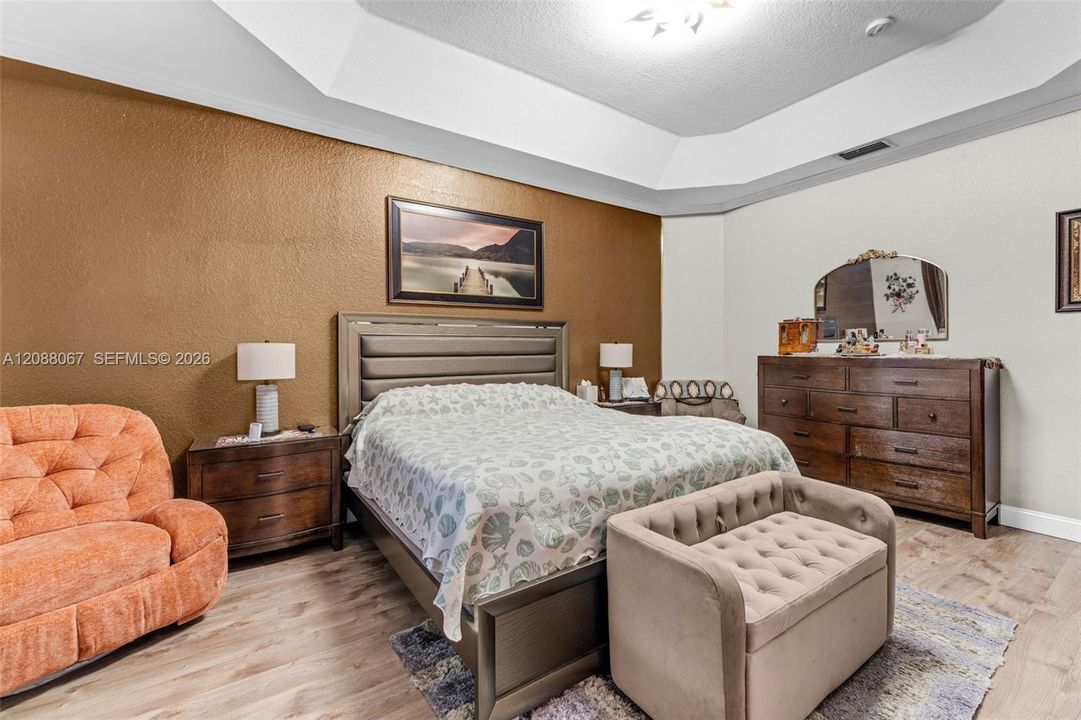 For Sale: $525,000 (4 beds, 2 baths, 1953 Square Feet)