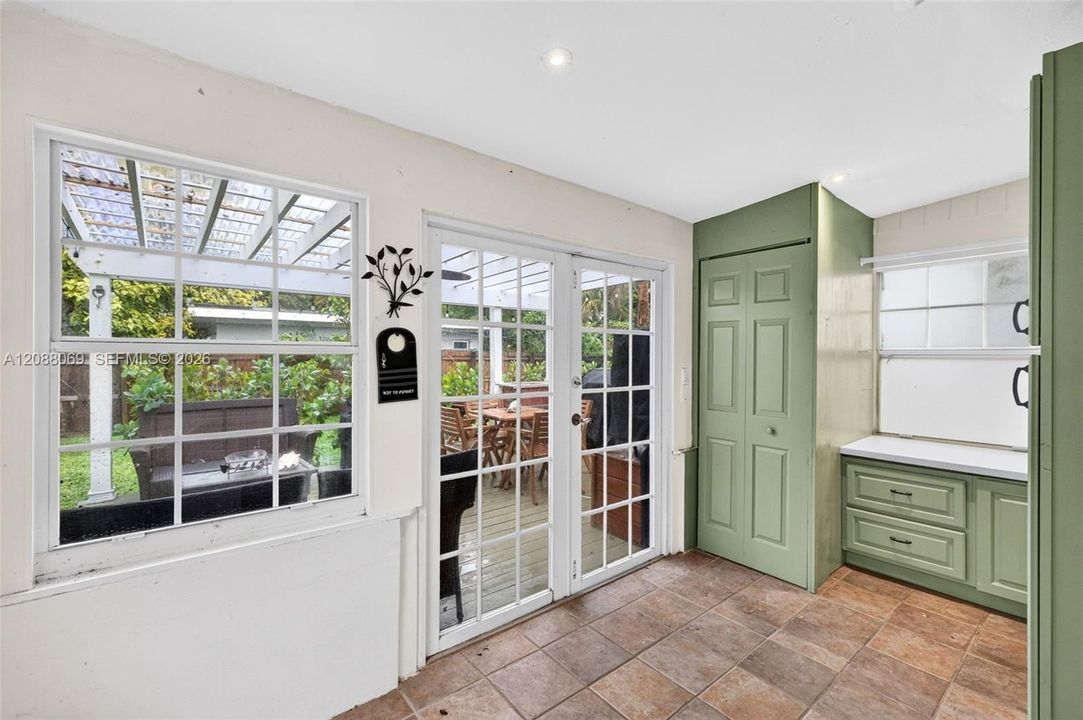 For Rent: $3,200 (2 beds, 1 baths, 1389 Square Feet)