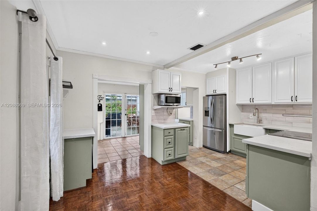 For Rent: $3,200 (2 beds, 1 baths, 1389 Square Feet)
