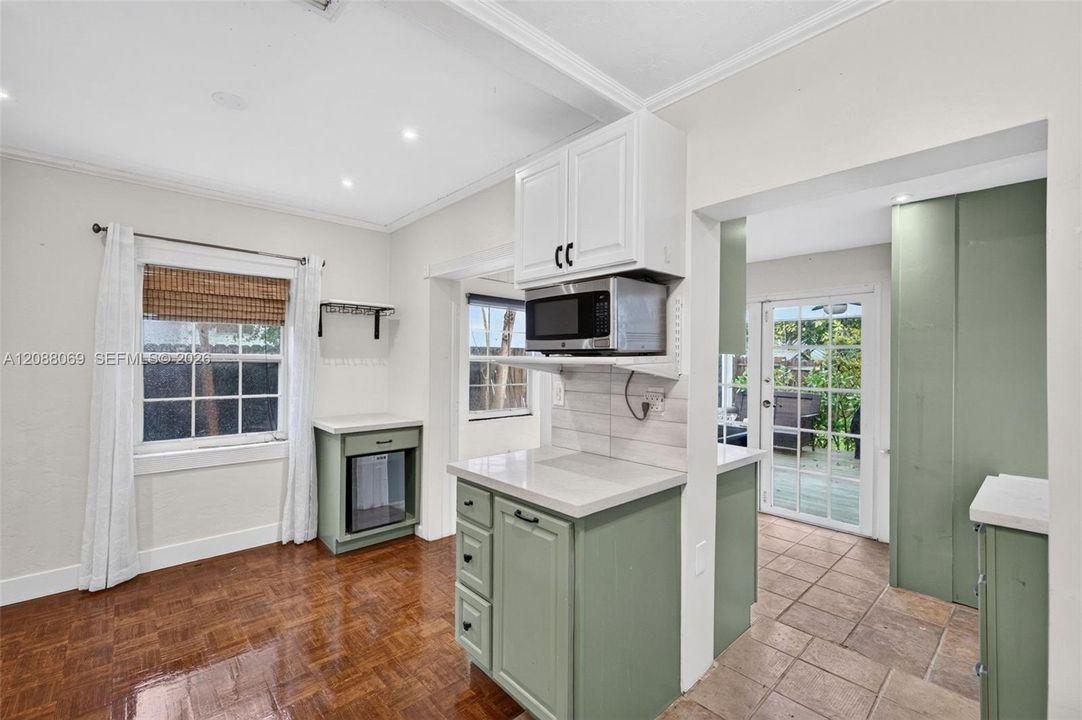 For Rent: $3,200 (2 beds, 1 baths, 1389 Square Feet)
