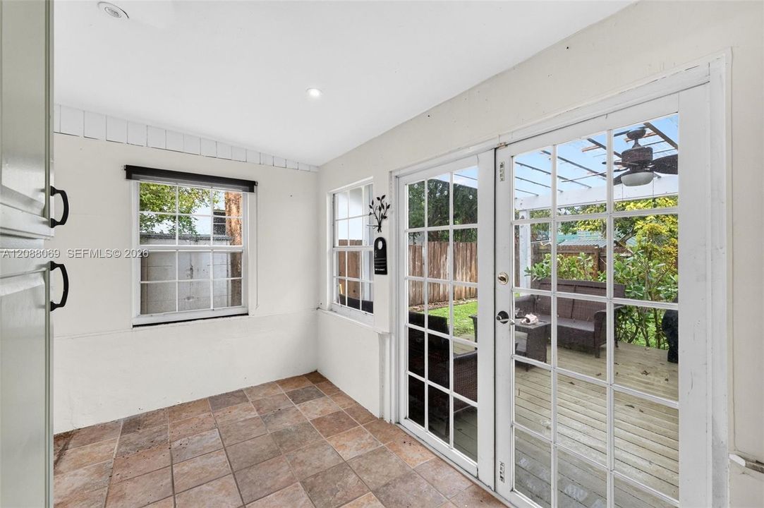 For Rent: $3,200 (2 beds, 1 baths, 1389 Square Feet)