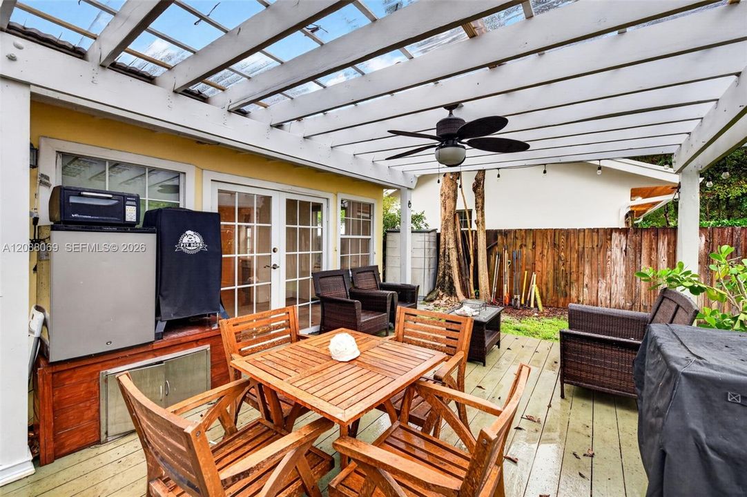 For Rent: $3,200 (2 beds, 1 baths, 1389 Square Feet)