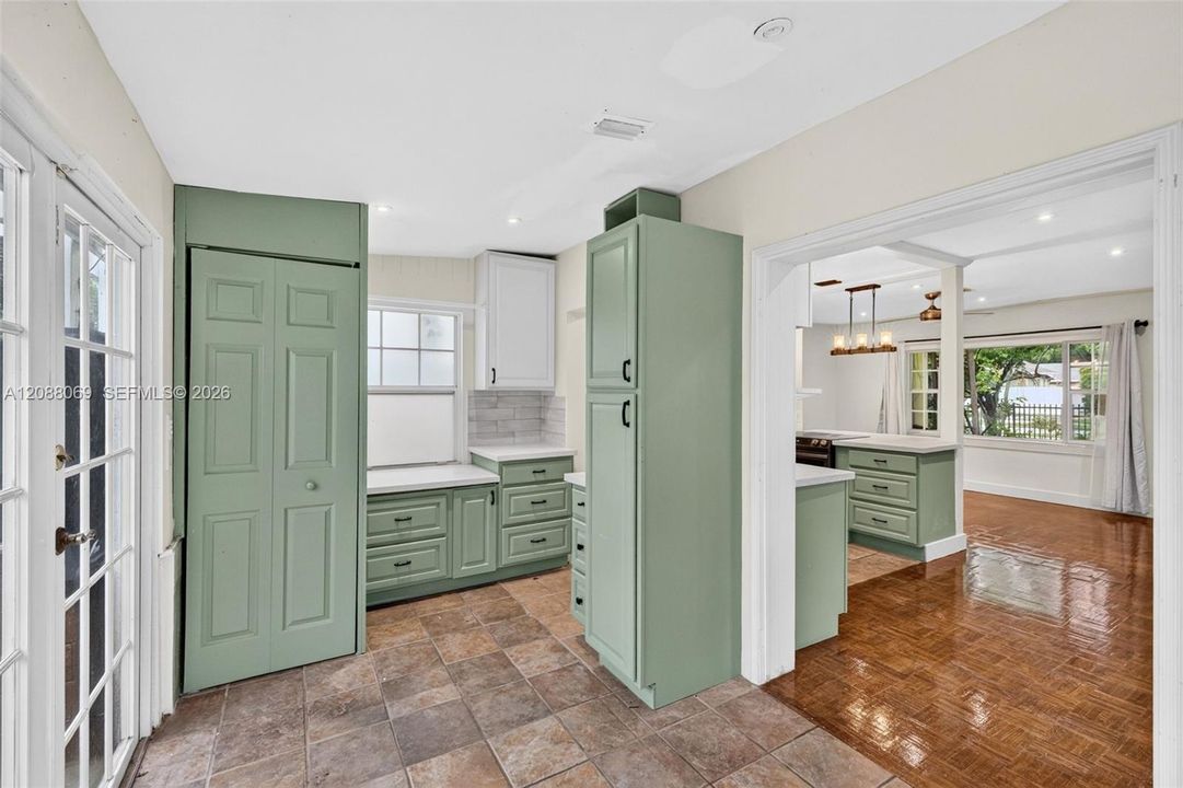 For Rent: $3,200 (2 beds, 1 baths, 1389 Square Feet)