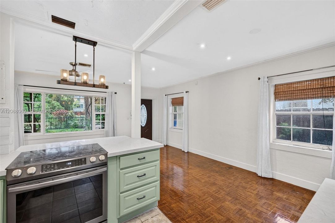 For Rent: $3,200 (2 beds, 1 baths, 1389 Square Feet)