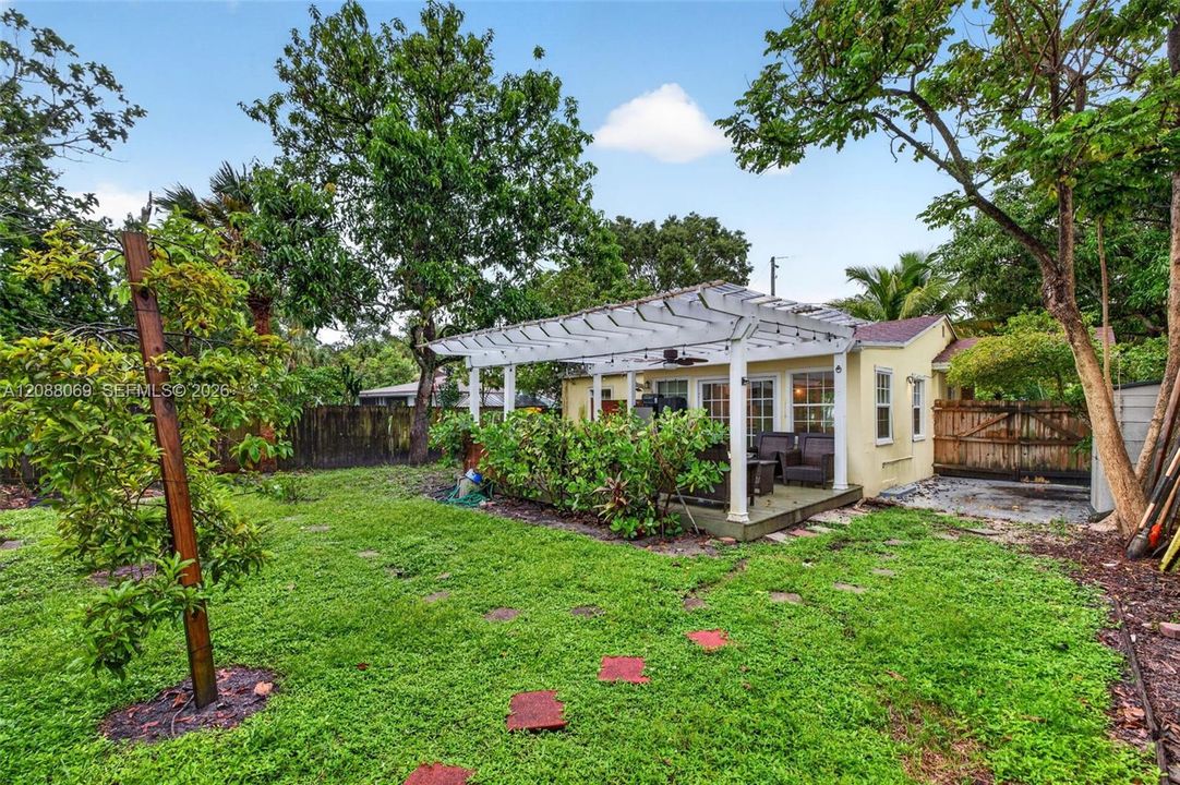 For Rent: $3,200 (2 beds, 1 baths, 1389 Square Feet)