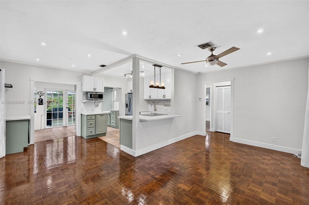 For Rent: $3,200 (2 beds, 1 baths, 1389 Square Feet)